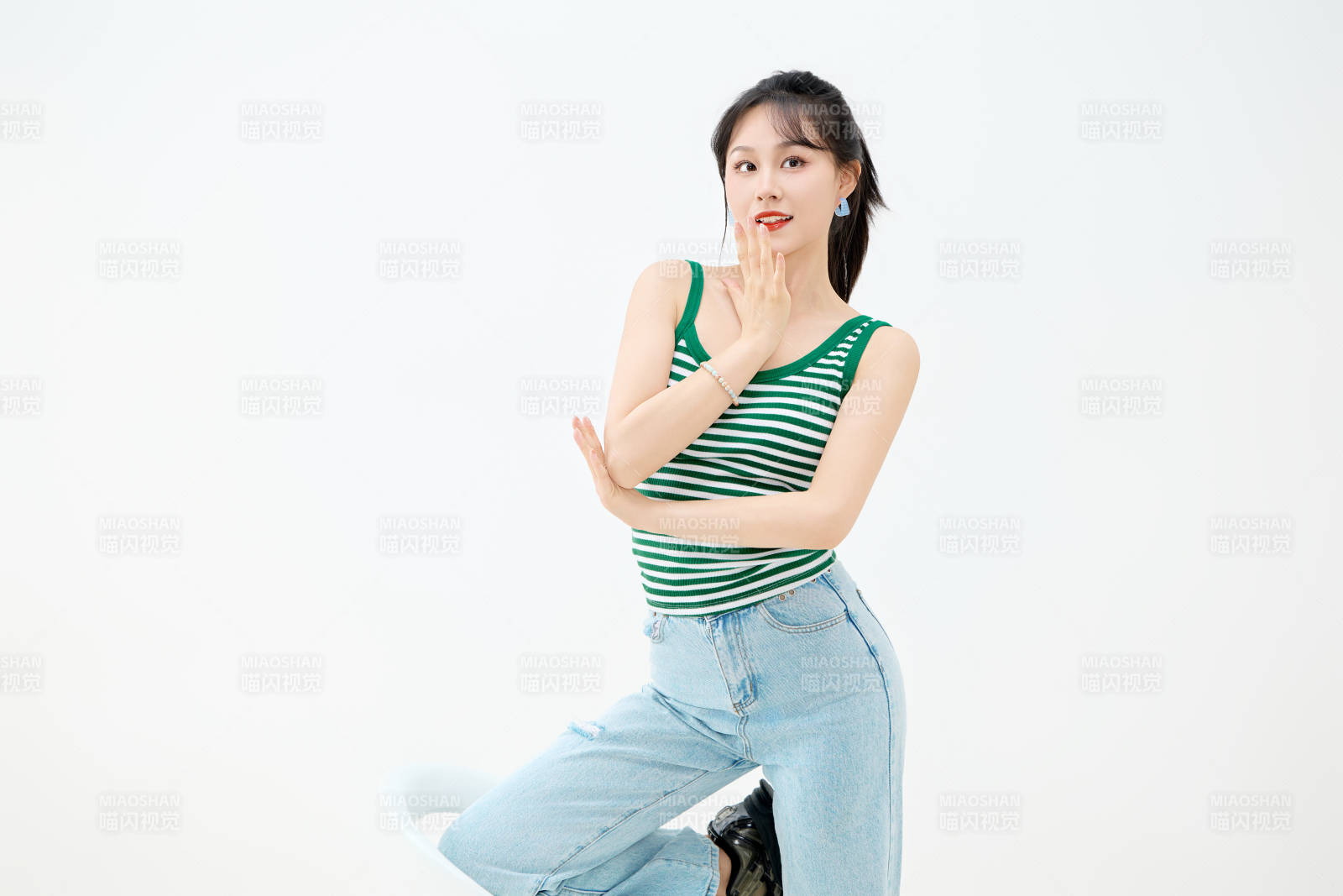 影棚拍摄穿着青春靓丽的亚洲女性夏季形象