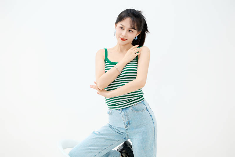 影棚拍摄穿着青春靓丽的亚洲女性夏季形象