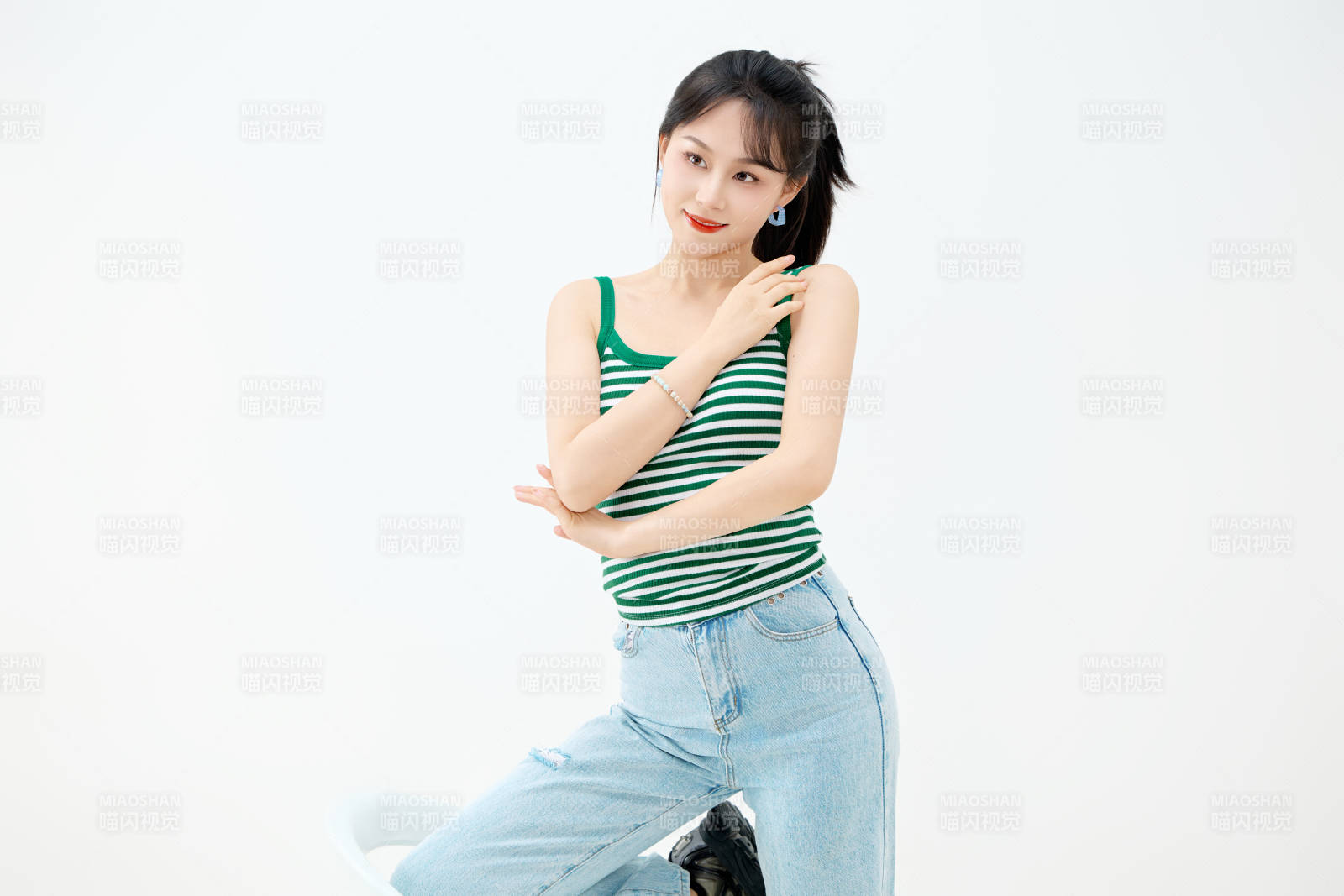 影棚拍摄穿着青春靓丽的亚洲女性夏季形象