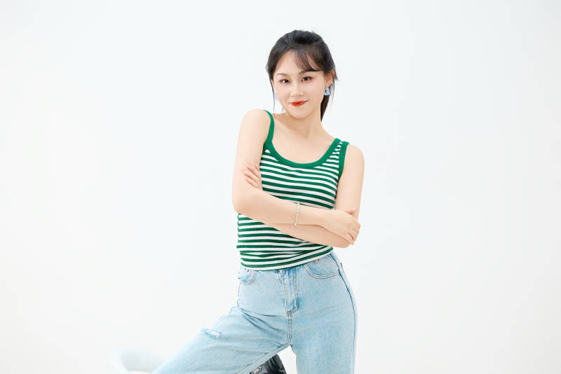 影棚拍摄穿着青春靓丽的亚洲女性夏季形象