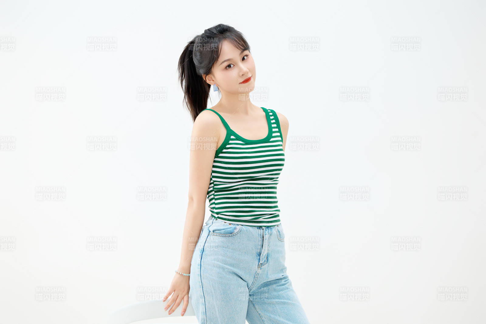 影棚拍摄穿着青春靓丽的亚洲女性夏季形象