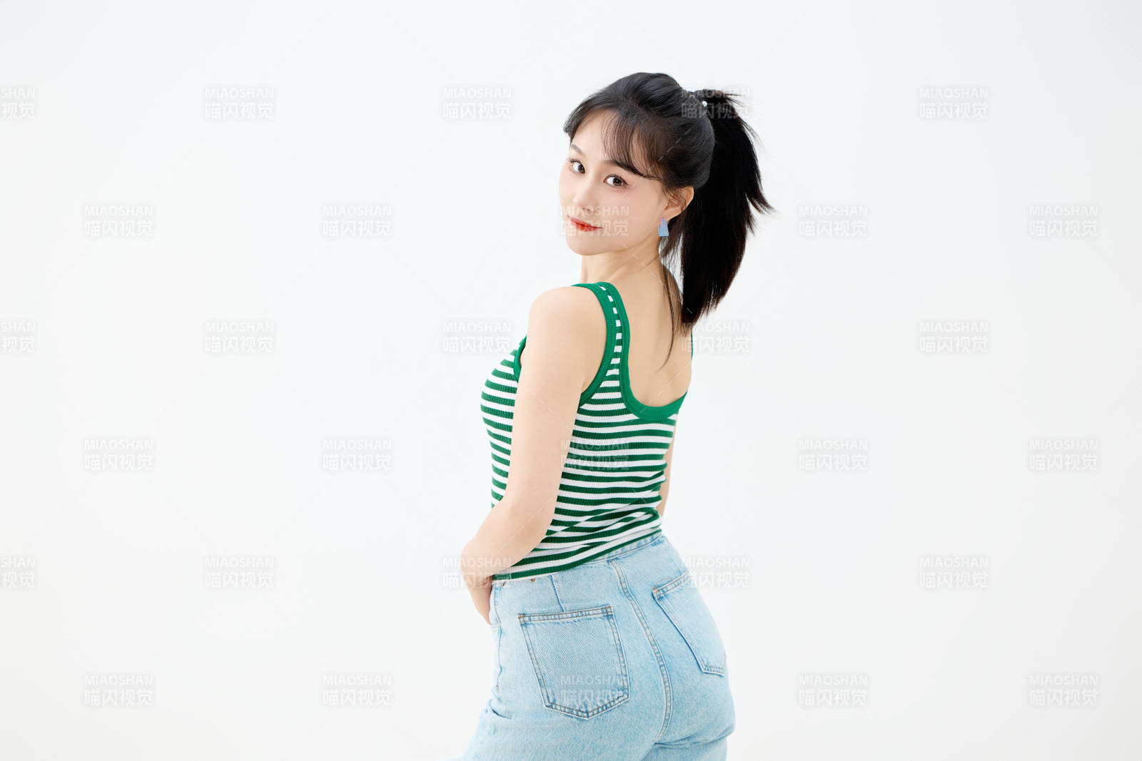 影棚拍摄穿着青春靓丽的亚洲女性夏季形象