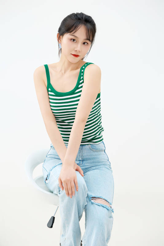 影棚拍摄穿着青春靓丽的亚洲女性夏季形象