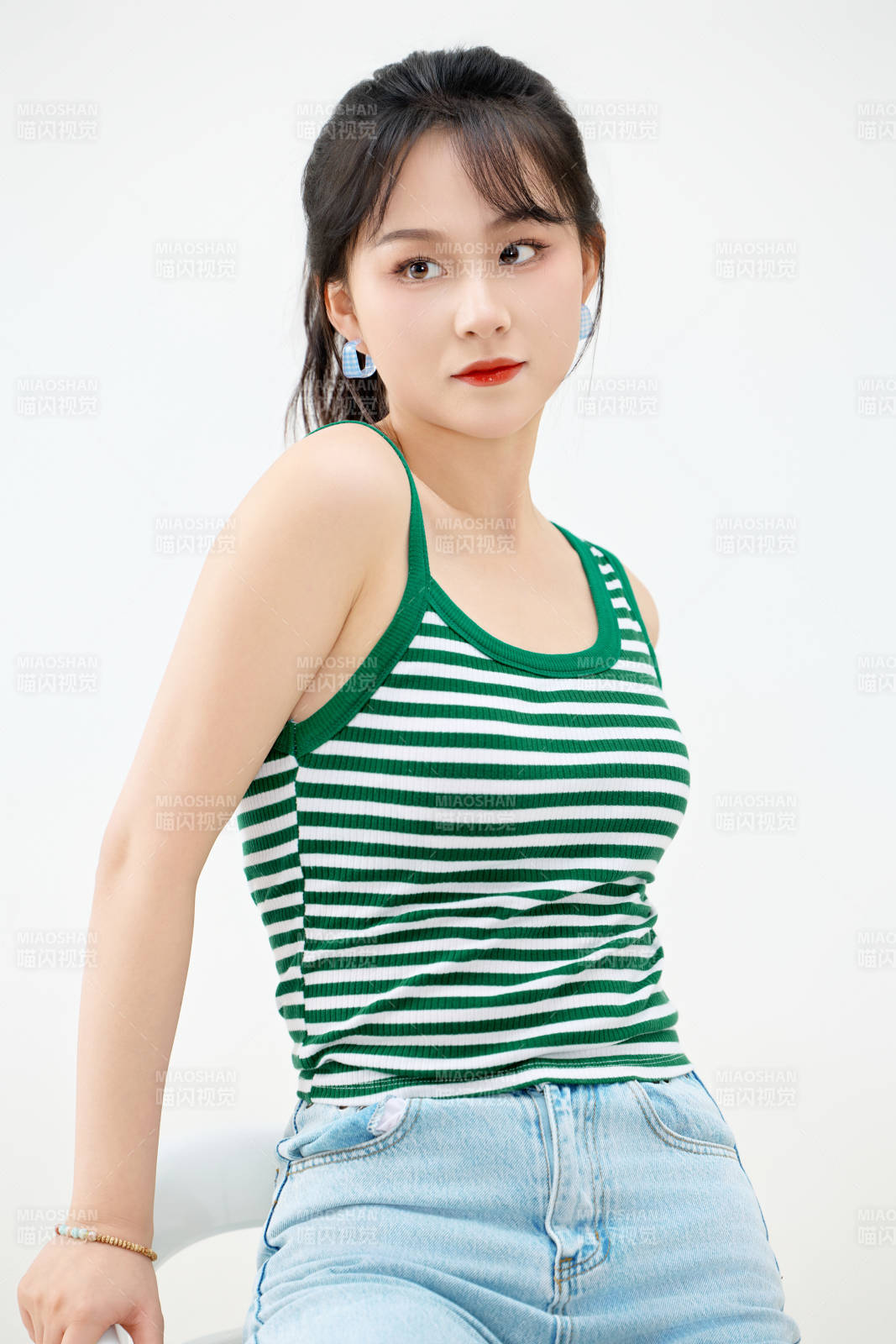 影棚拍摄穿着青春靓丽的亚洲女性夏季形象