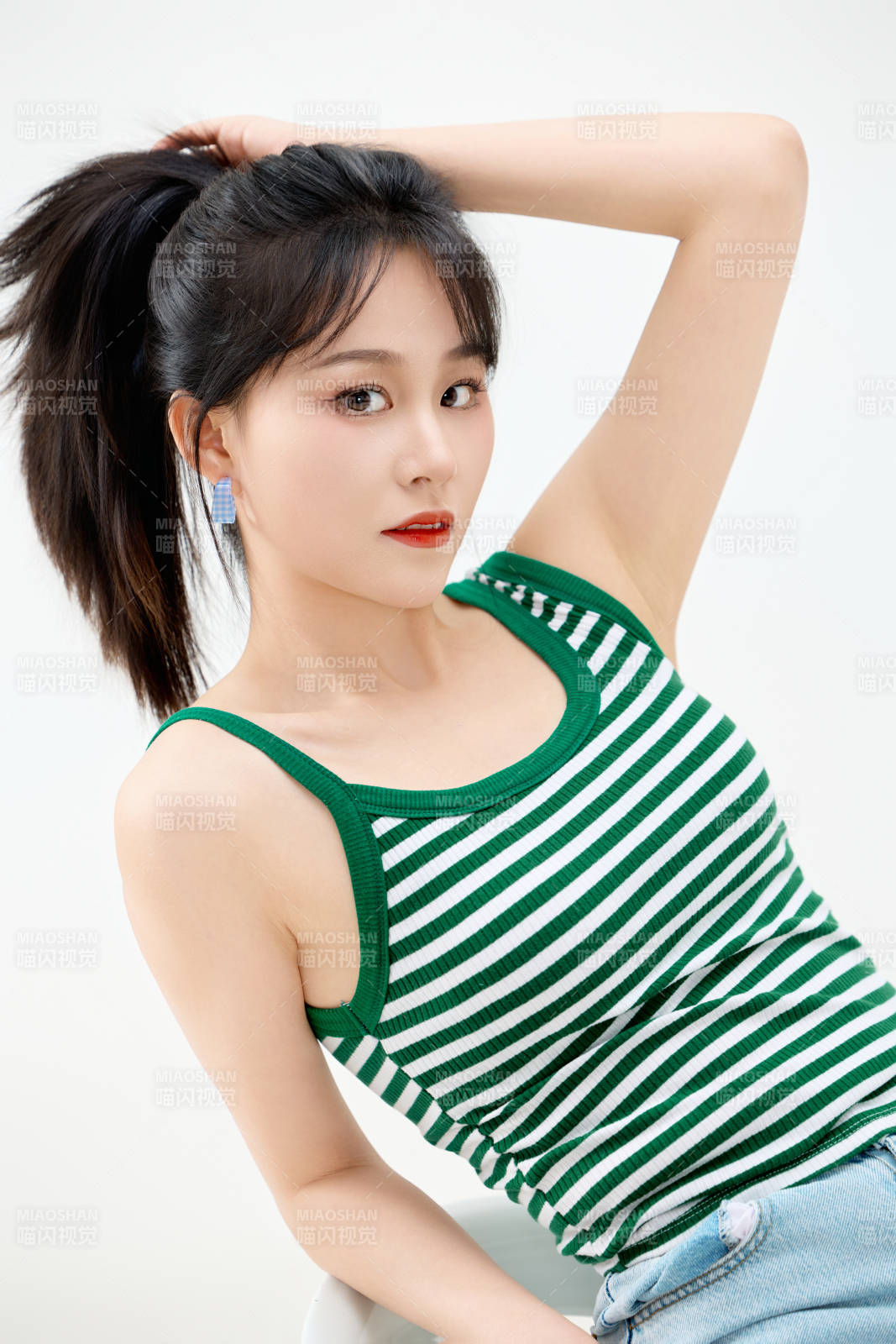 影棚拍摄穿着青春靓丽的亚洲女性夏季形象