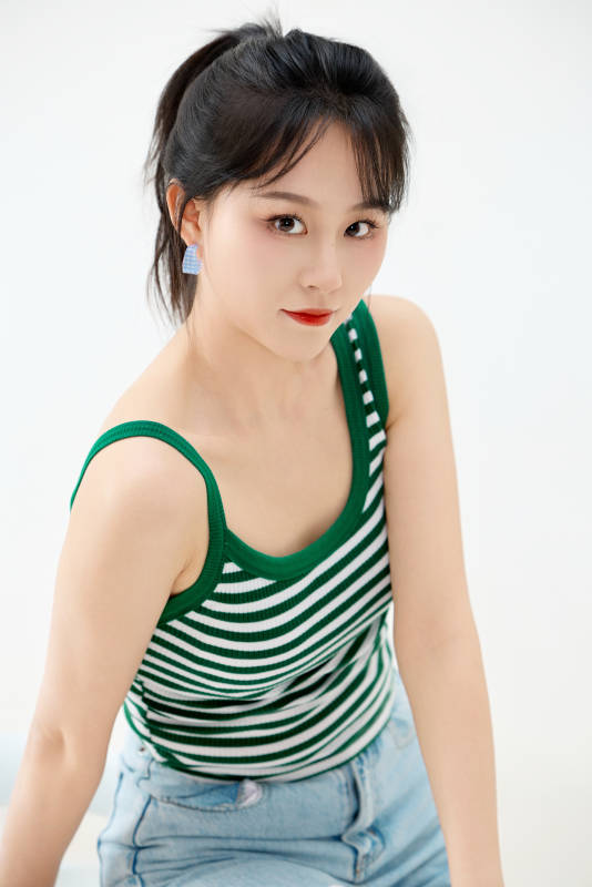 影棚拍摄穿着青春靓丽的亚洲女性夏季形象