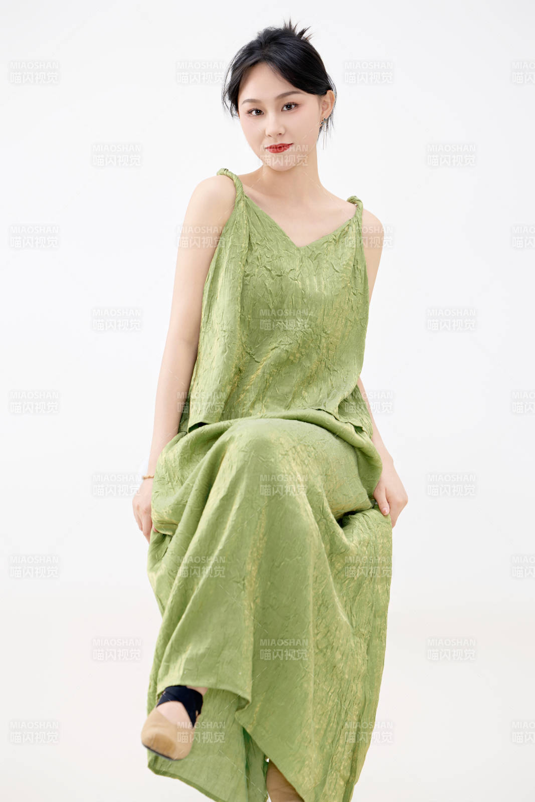 影棚拍摄穿着中式套裙的夏日出行美女形象