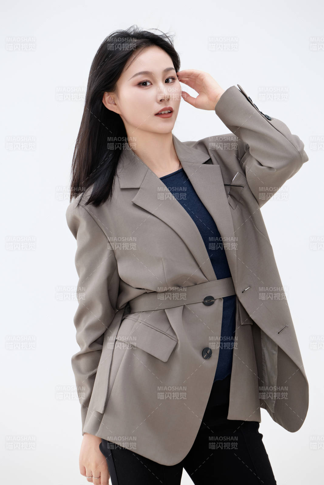 白色背景下穿着西装的职业女性形象