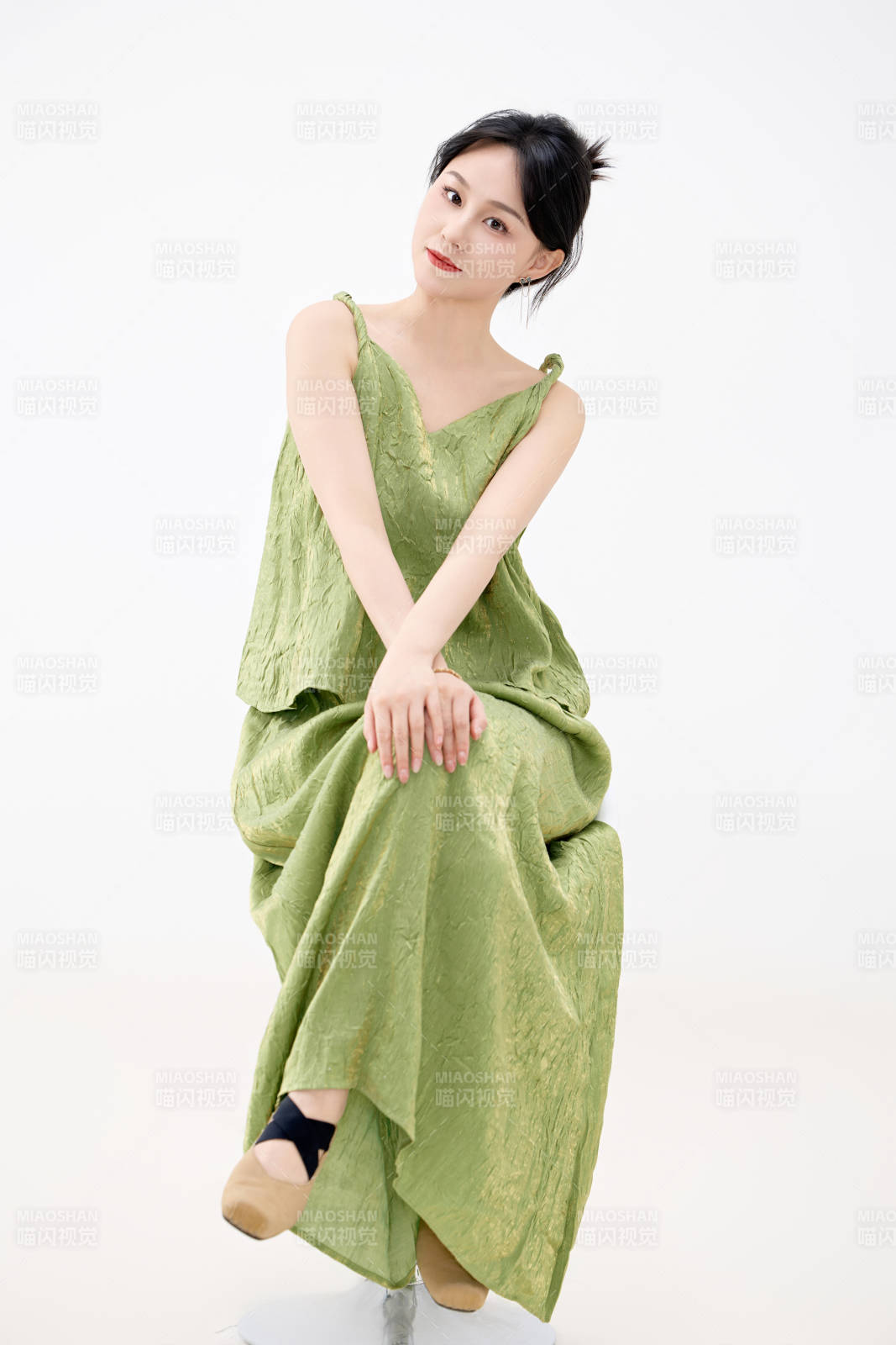 影棚拍摄穿着中式套裙的夏日出行美女形象
