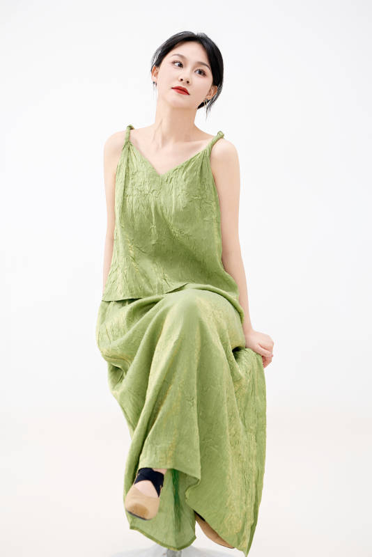 影棚拍摄穿着中式套裙的夏日出行美女形象