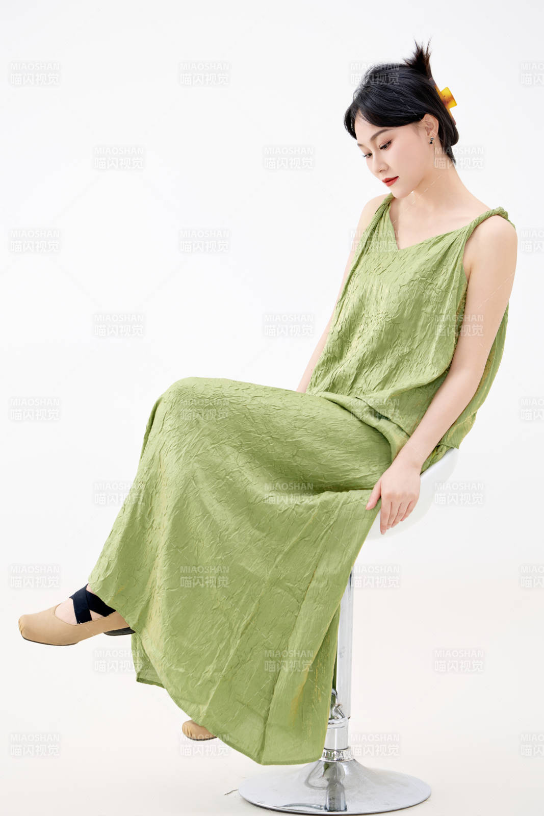 影棚拍摄穿着中式套裙的夏日出行美女形象
