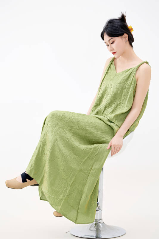 影棚拍摄穿着中式套裙的夏日出行美女形象