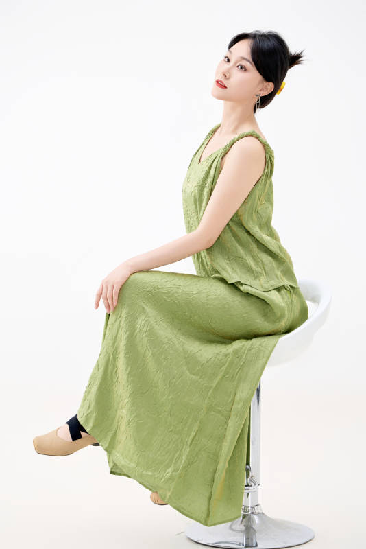 影棚拍摄穿着中式套裙的夏日出行美女形象