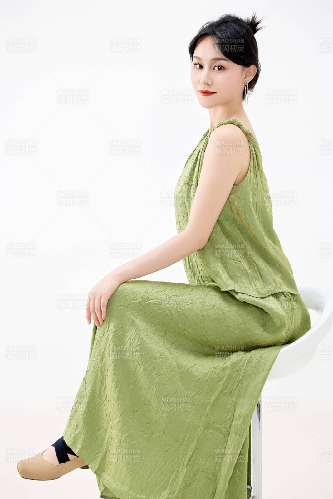 影棚拍摄穿着中式套裙的夏日出行美女形象