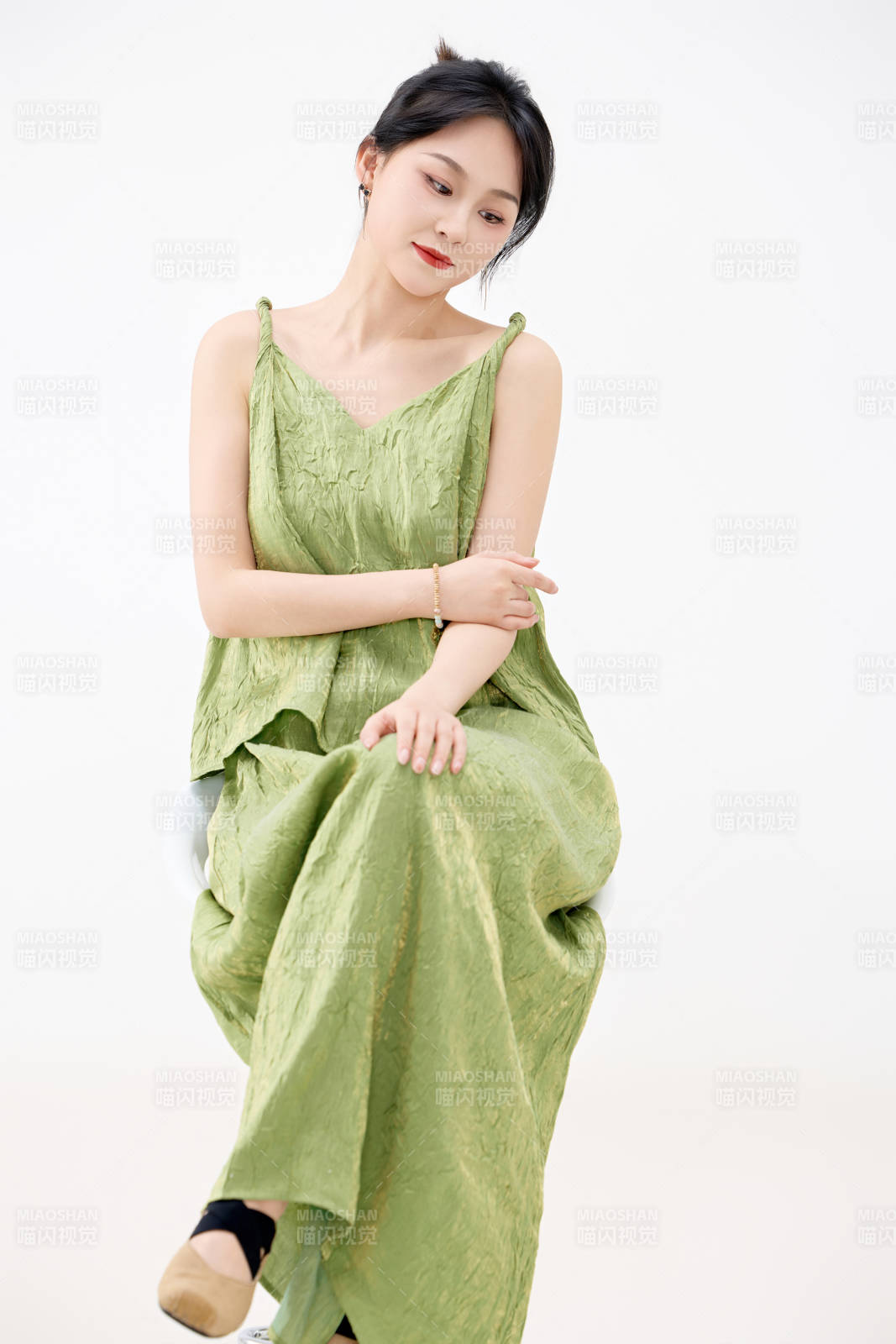 影棚拍摄穿着中式套裙的夏日出行美女形象