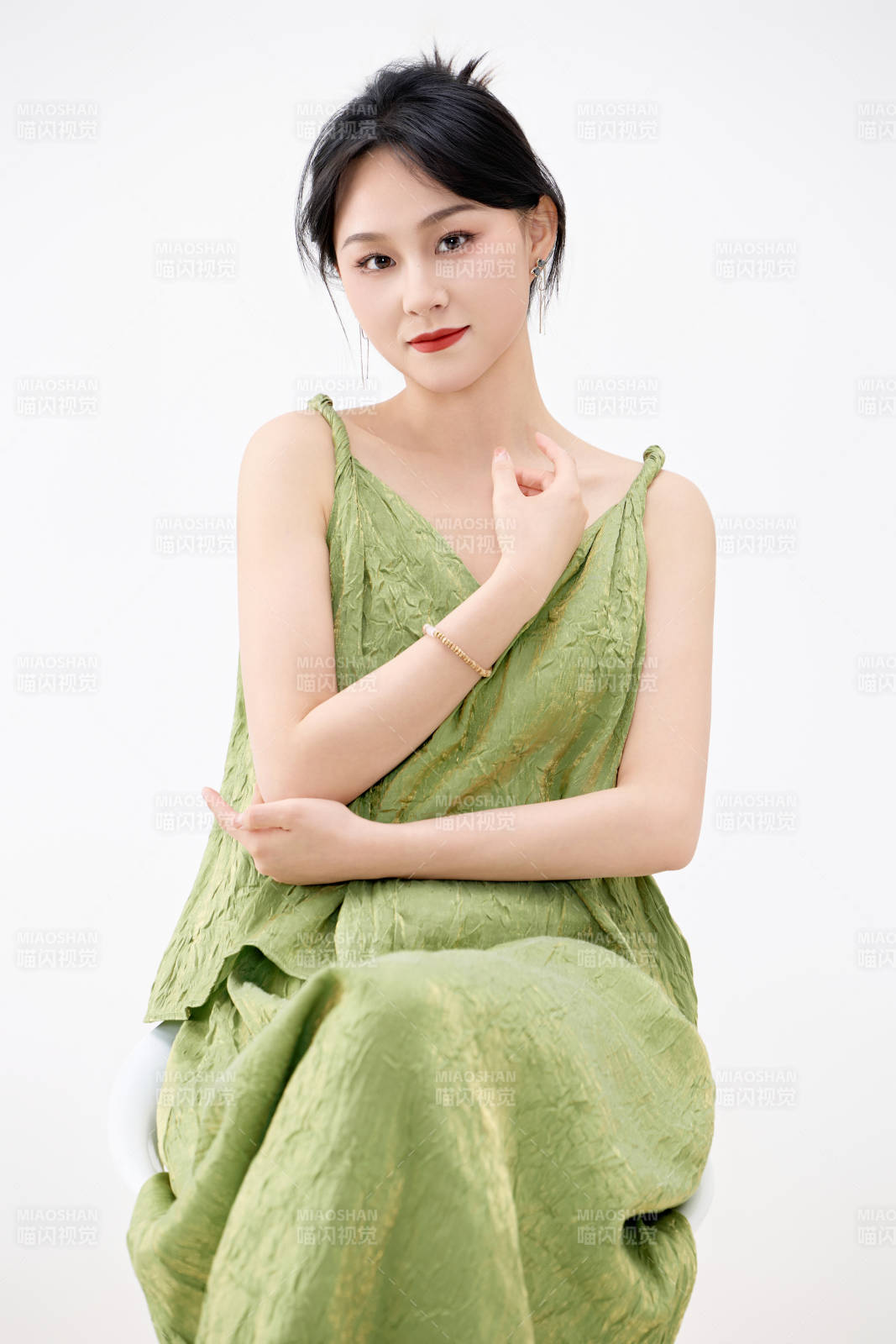 影棚拍摄穿着中式套裙的夏日出行美女形象