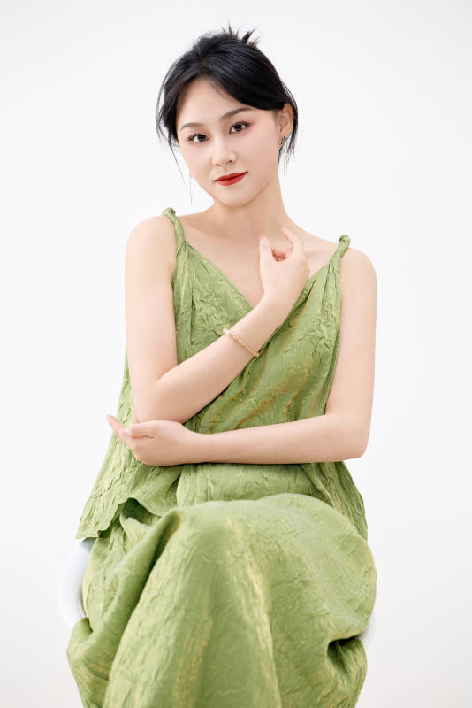 影棚拍摄穿着中式套裙的夏日出行美女形象