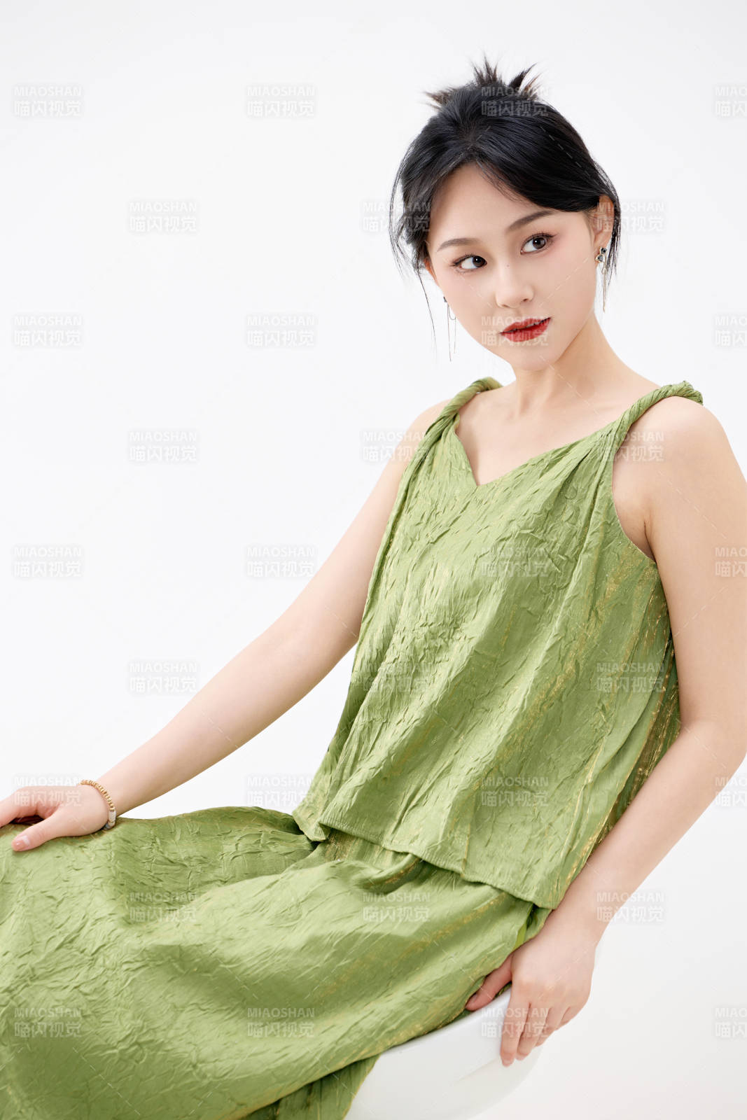 影棚拍摄穿着中式套裙的夏日出行美女形象