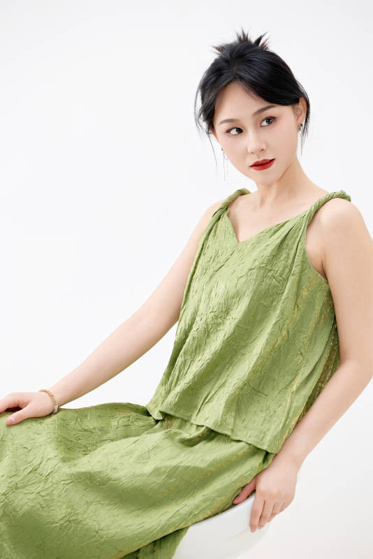 影棚拍摄穿着中式套裙的夏日出行美女形象