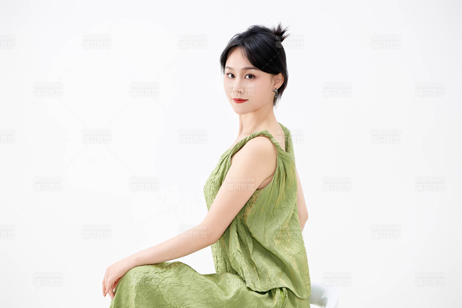 影棚拍攝穿著中式套裙的夏日出行美女形象