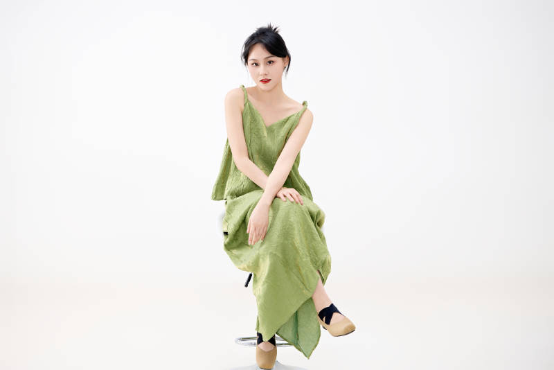 影棚拍摄穿着中式套裙的夏日出行美女形象