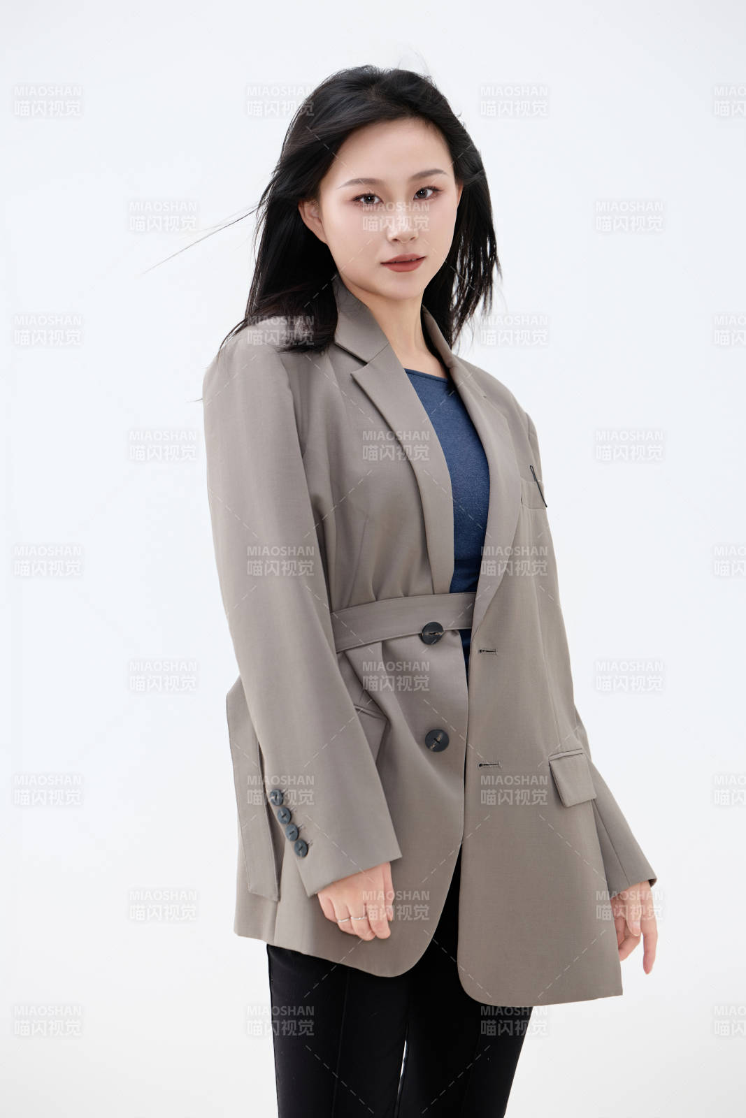 白色背景下穿着西装的职业女性形象