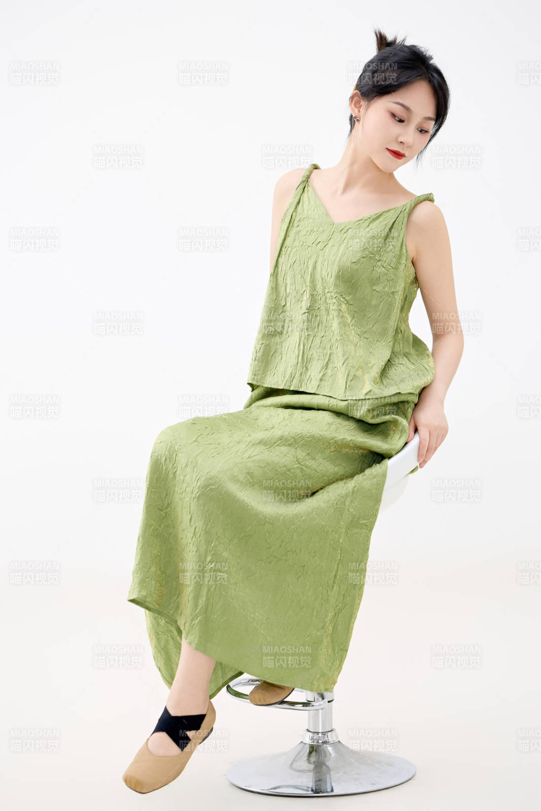 影棚拍摄穿着中式套裙的夏日出行美女形象
