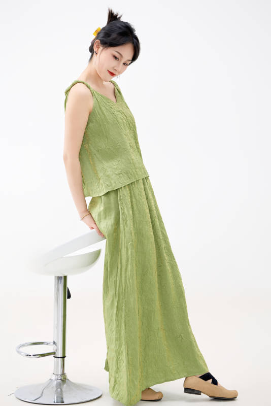 影棚拍摄穿着中式套裙的夏日出行美女形象