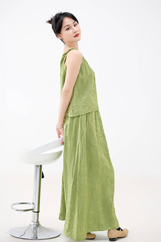 影棚拍摄穿着中式套裙的夏日出行美女形象