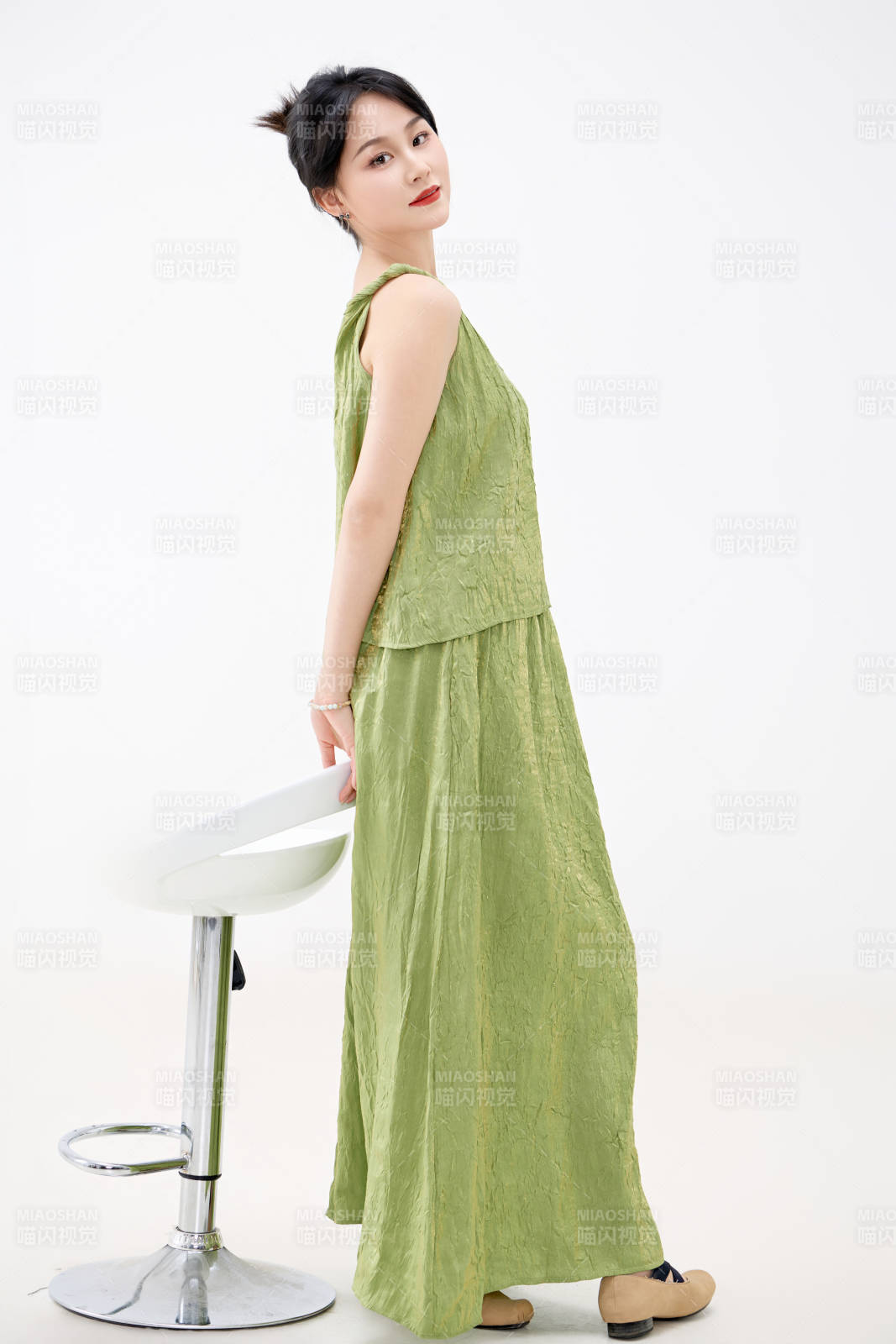 影棚拍摄穿着中式套裙的夏日出行美女形象