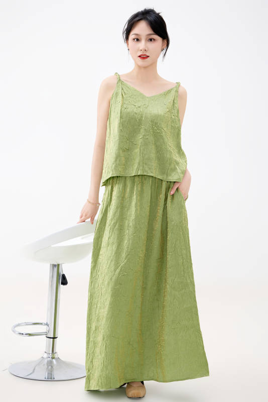 影棚拍摄穿着中式套裙的夏日出行美女形象