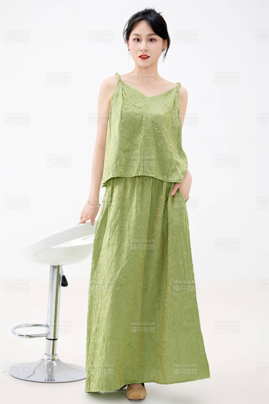 影棚拍摄穿着中式套裙的夏日出行美女形象