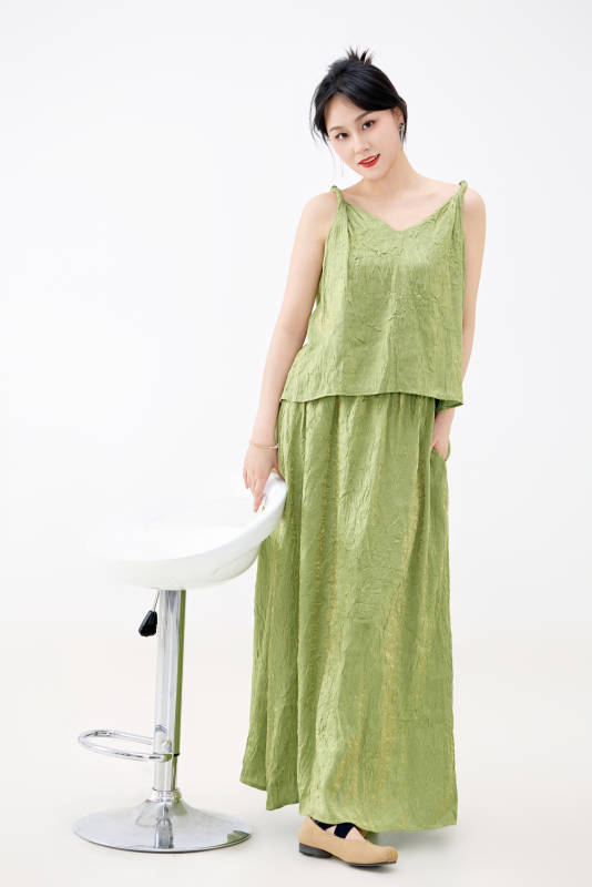 影棚拍摄穿着中式套裙的夏日出行美女形象