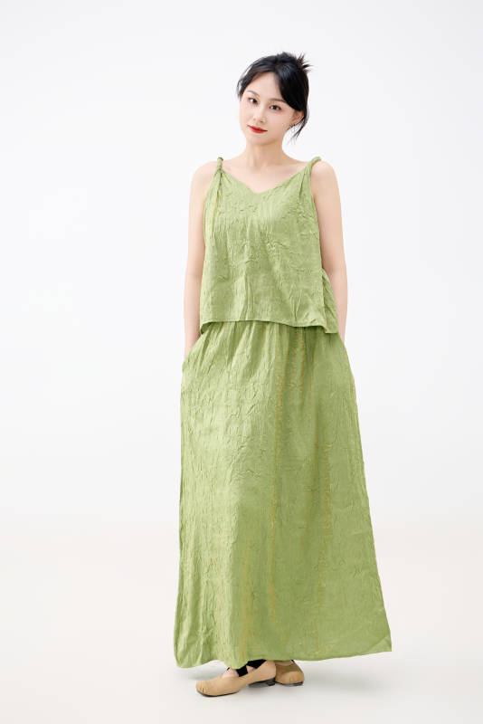 影棚拍摄穿着中式套裙的夏日出行美女形象