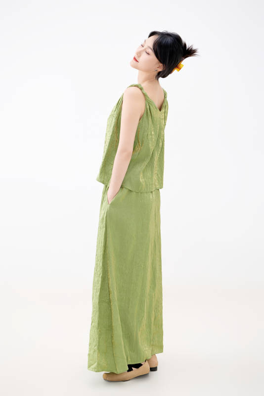 影棚拍摄穿着中式套裙的夏日出行美女形象