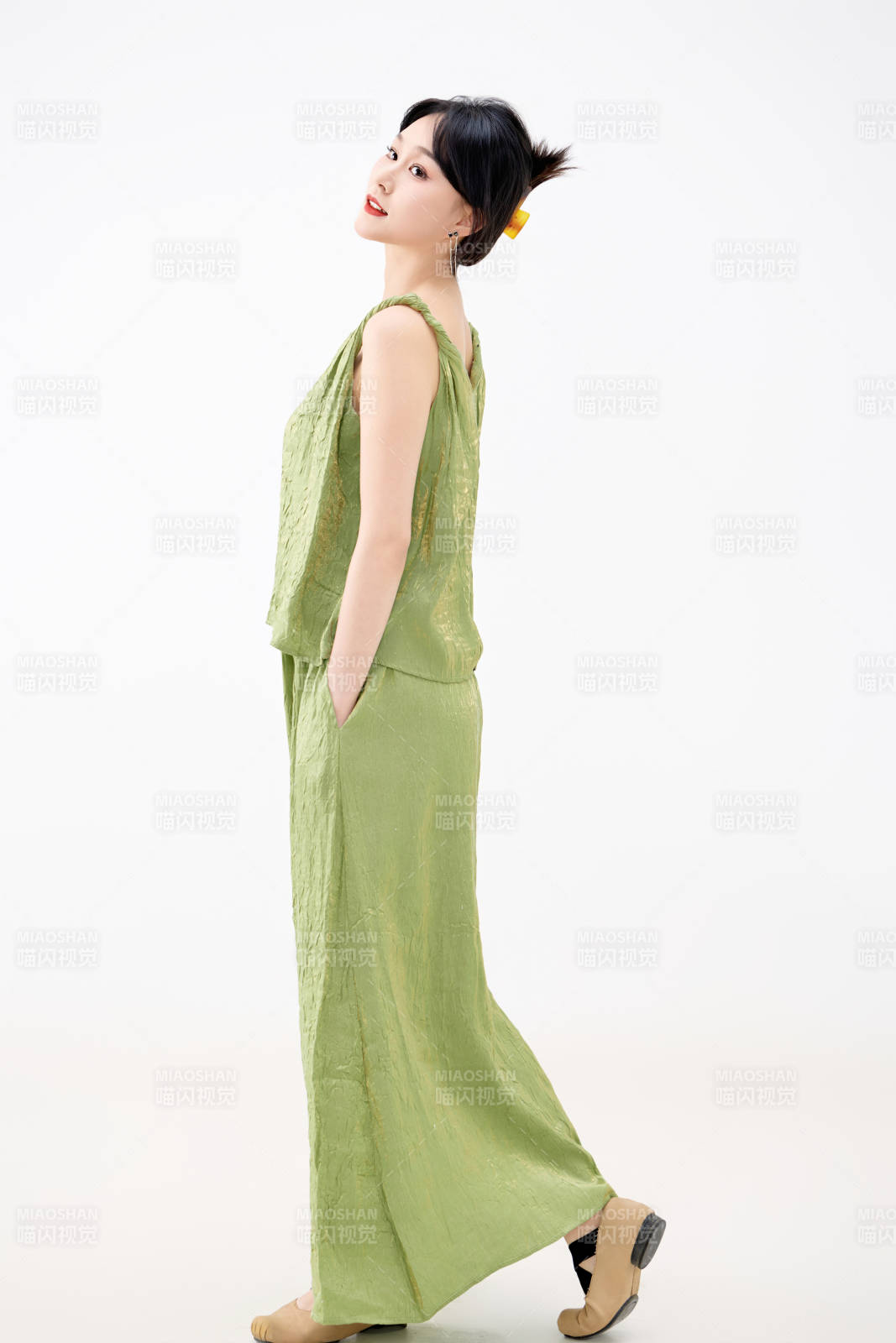 影棚拍摄穿着中式套裙的夏日出行美女形象