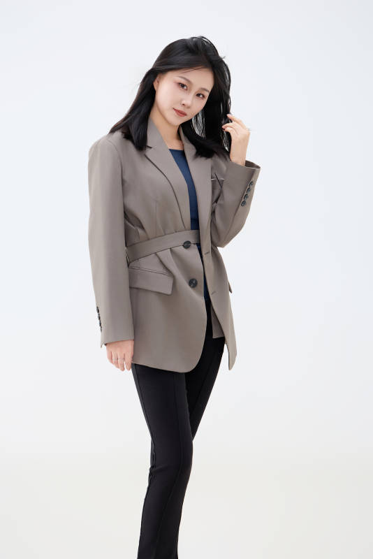 白色背景下穿着西装的职业女性形象