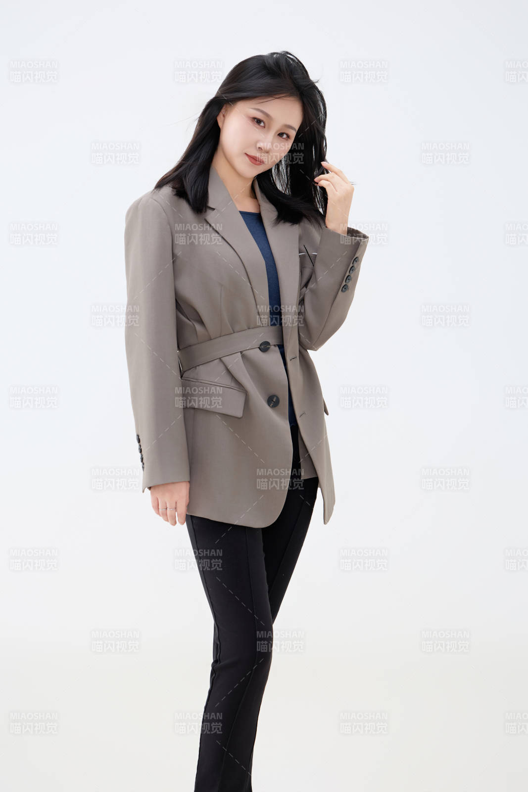 白色背景下穿着西装的职业女性形象