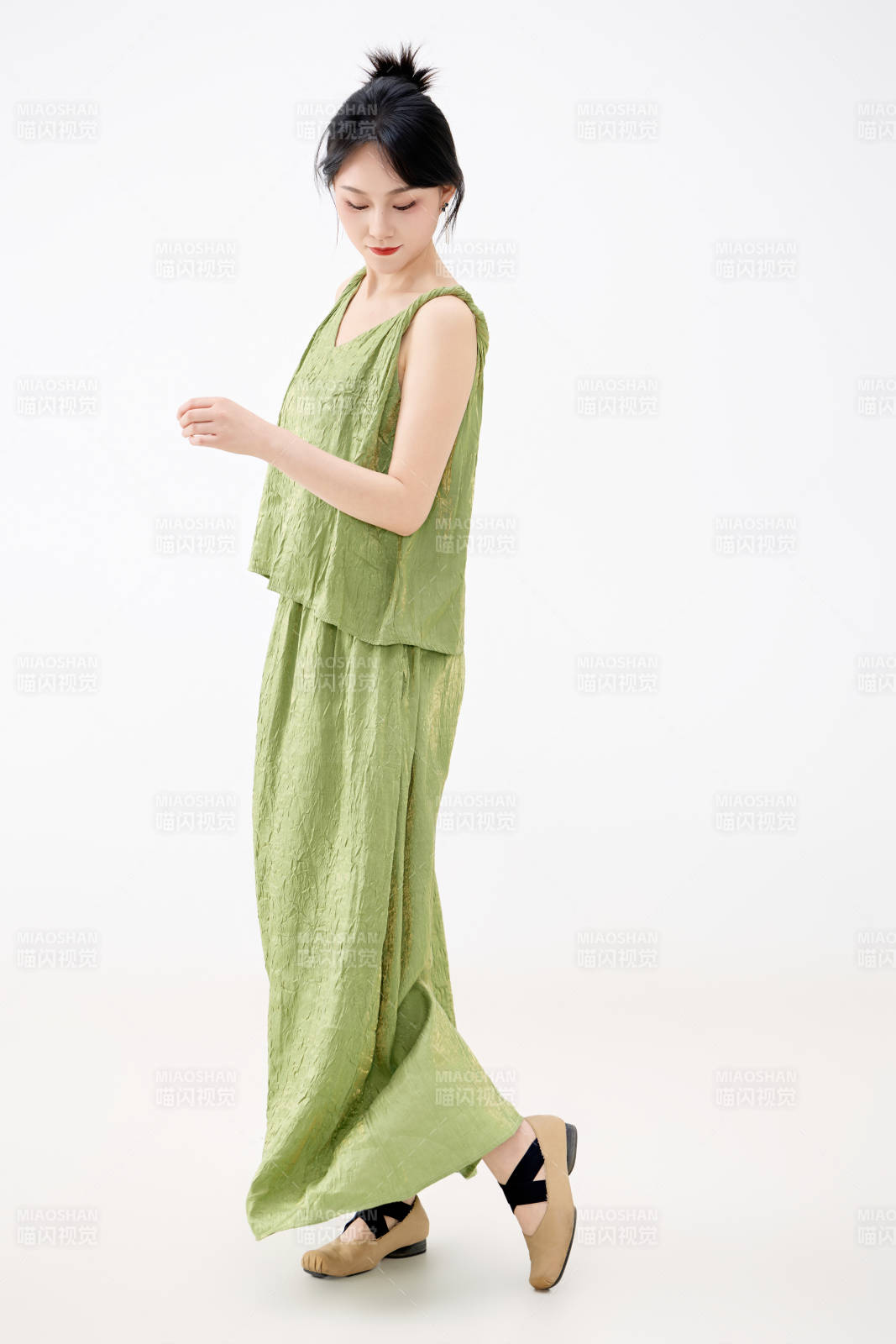 影棚拍摄穿着中式套裙的夏日出行美女形象