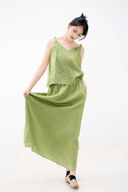 影棚拍摄穿着中式套裙的夏日出行美女形象