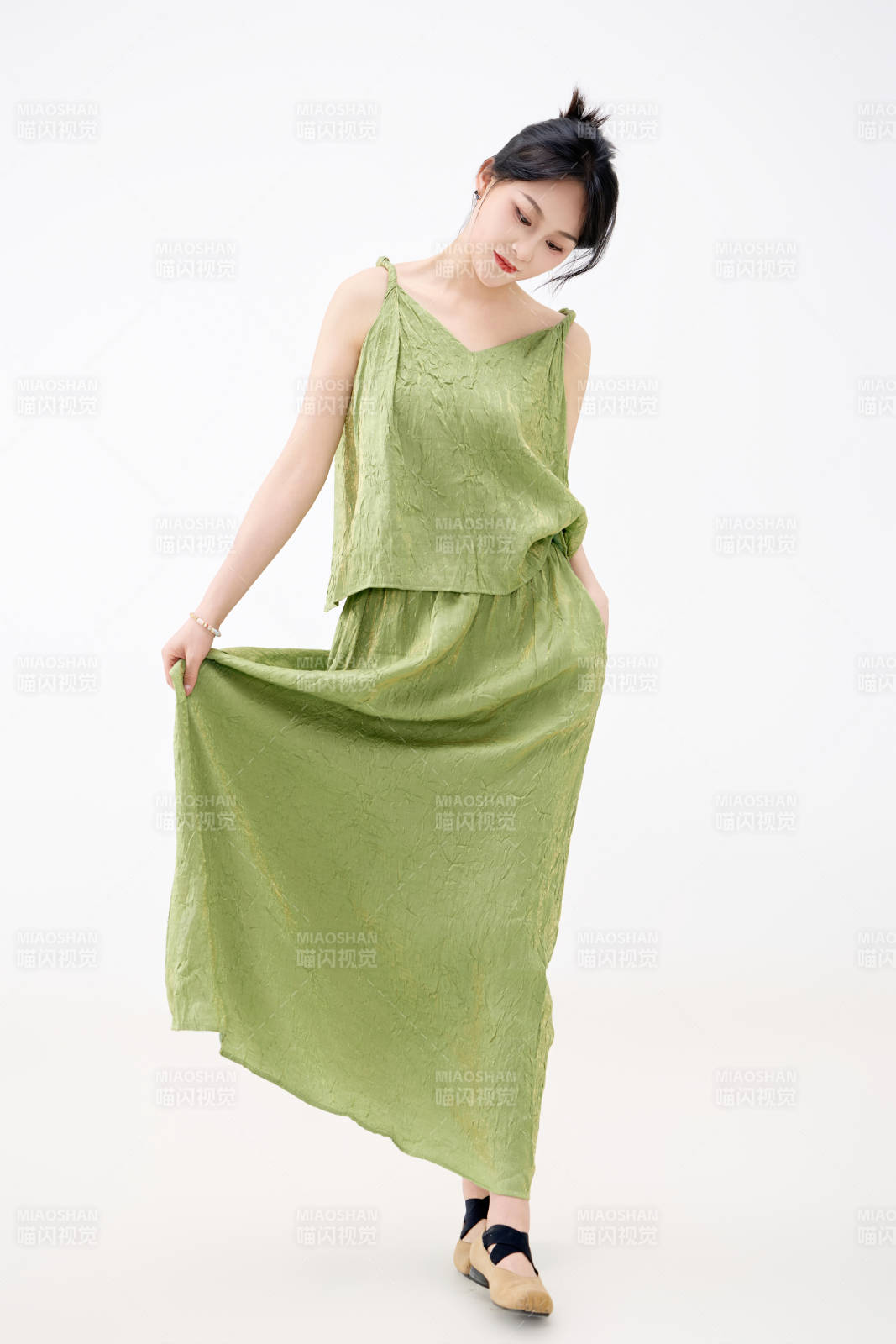 影棚拍摄穿着中式套裙的夏日出行美女形象