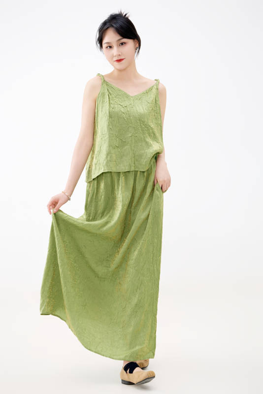 影棚拍摄穿着中式套裙的夏日出行美女形象