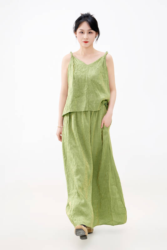 影棚拍摄穿着中式套裙的夏日出行美女形象