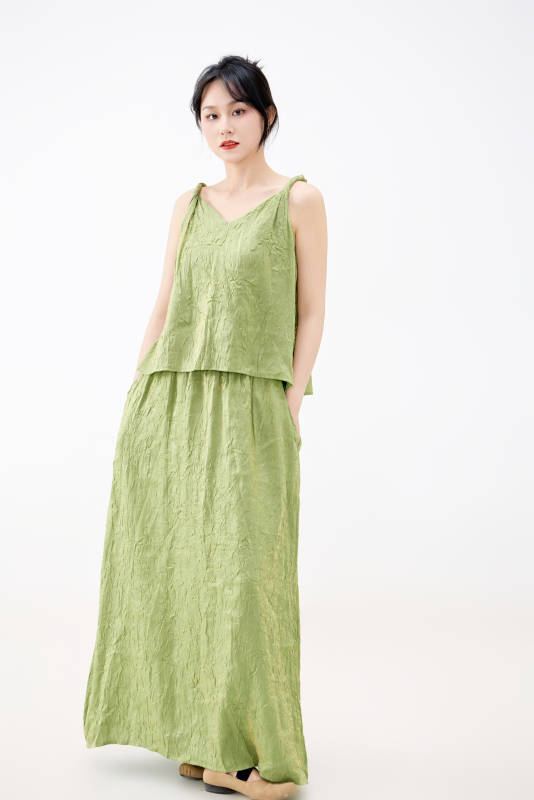 影棚拍摄穿着中式套裙的夏日出行美女形象