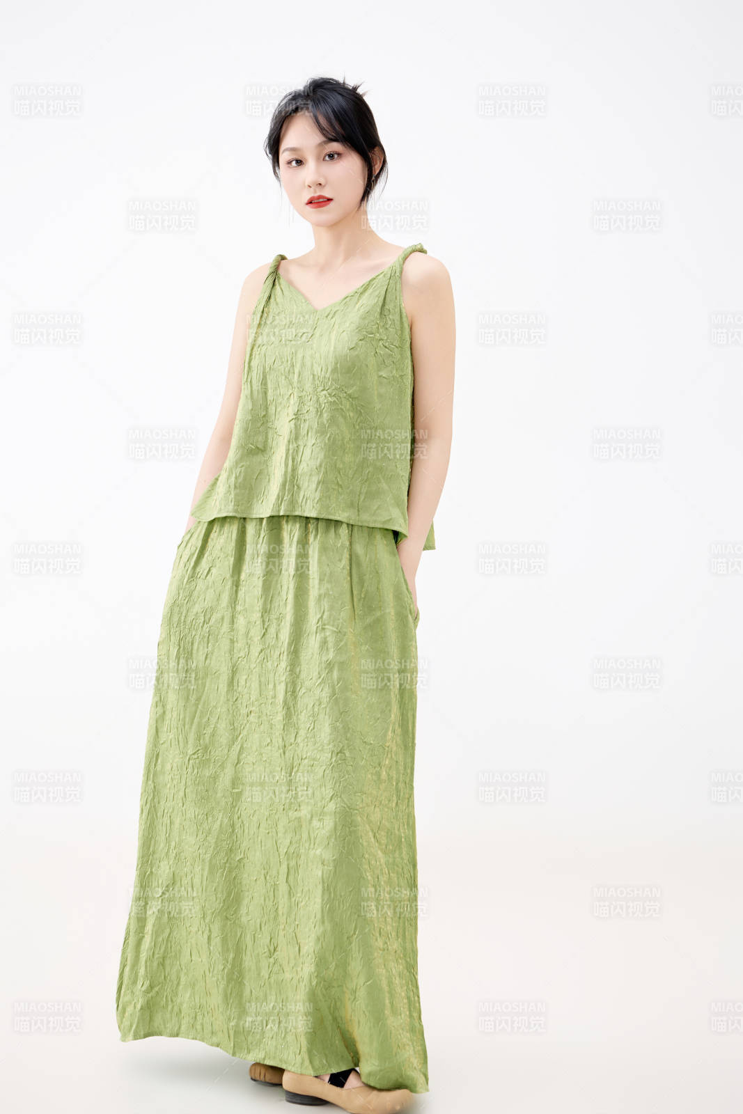影棚拍摄穿着中式套裙的夏日出行美女形象