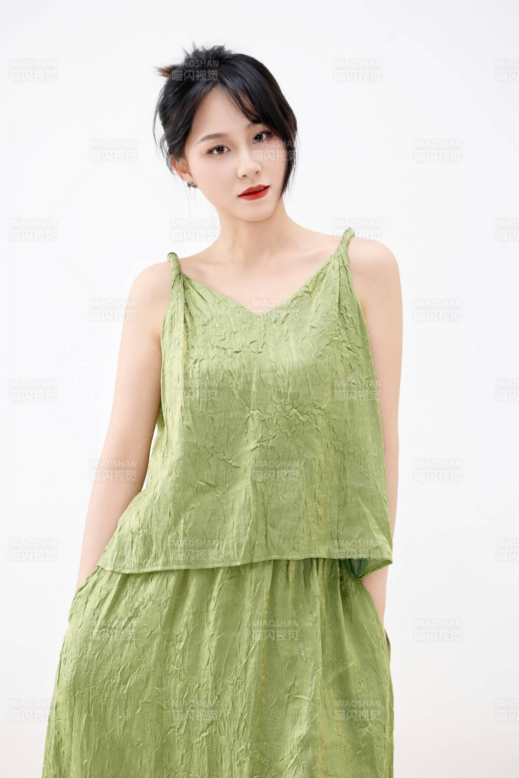 影棚拍摄穿着中式套裙的夏日出行美女形象