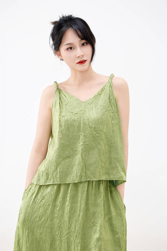 影棚拍摄穿着中式套裙的夏日出行美女形象