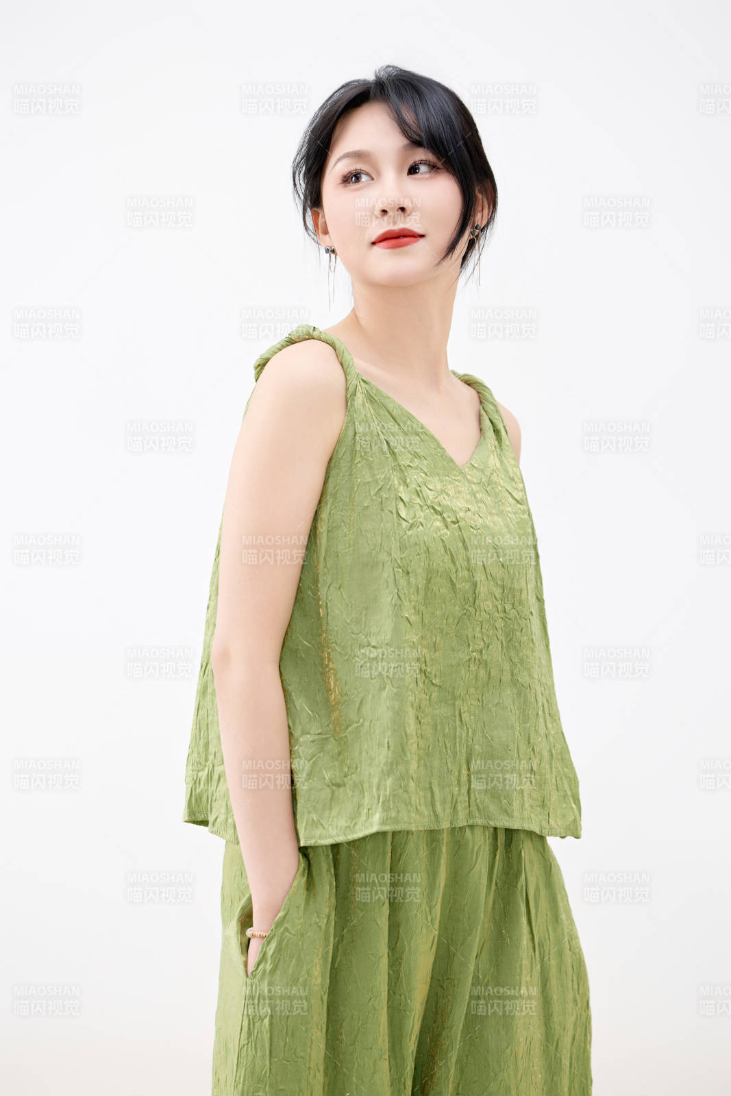 影棚拍摄穿着中式套裙的夏日出行美女形象