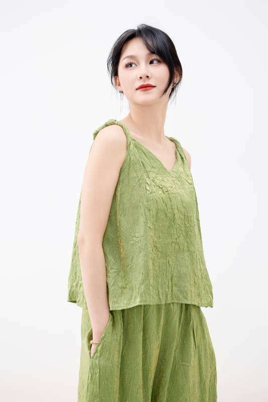 影棚拍摄穿着中式套裙的夏日出行美女形象