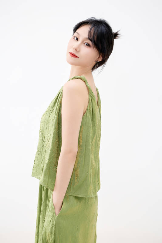 影棚拍摄穿着中式套裙的夏日出行美女形象